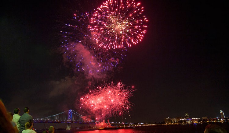 Penns Landing Fireworks NYE New Years Eve